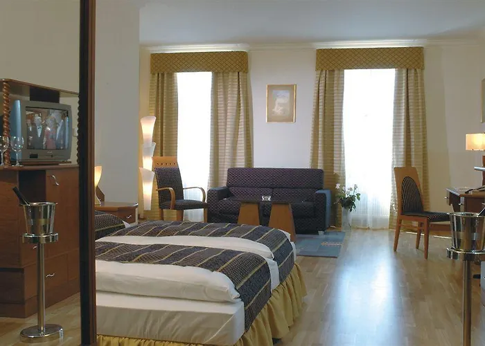 מלון Grandhotel Zvon 4*