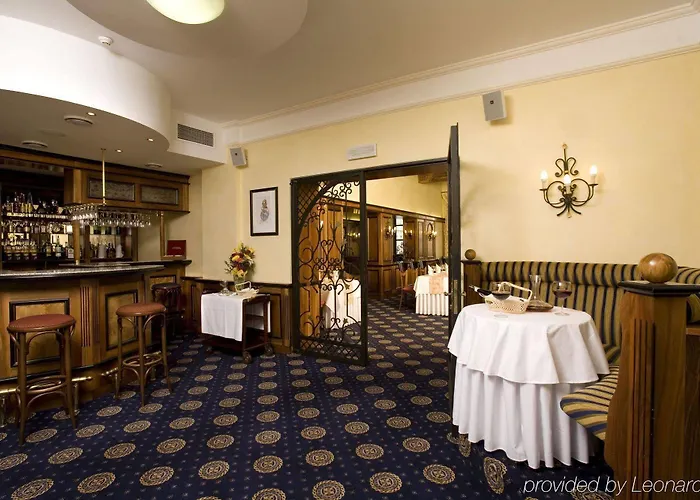 מלון Grandhotel Zvon 4*