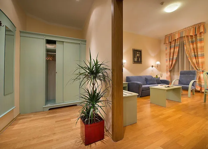 מלון Grandhotel Zvon 4*